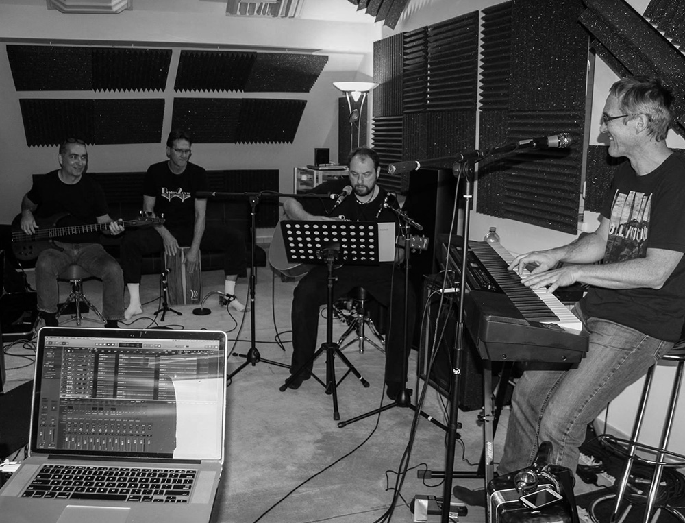 Die Band Bridges 2 cross